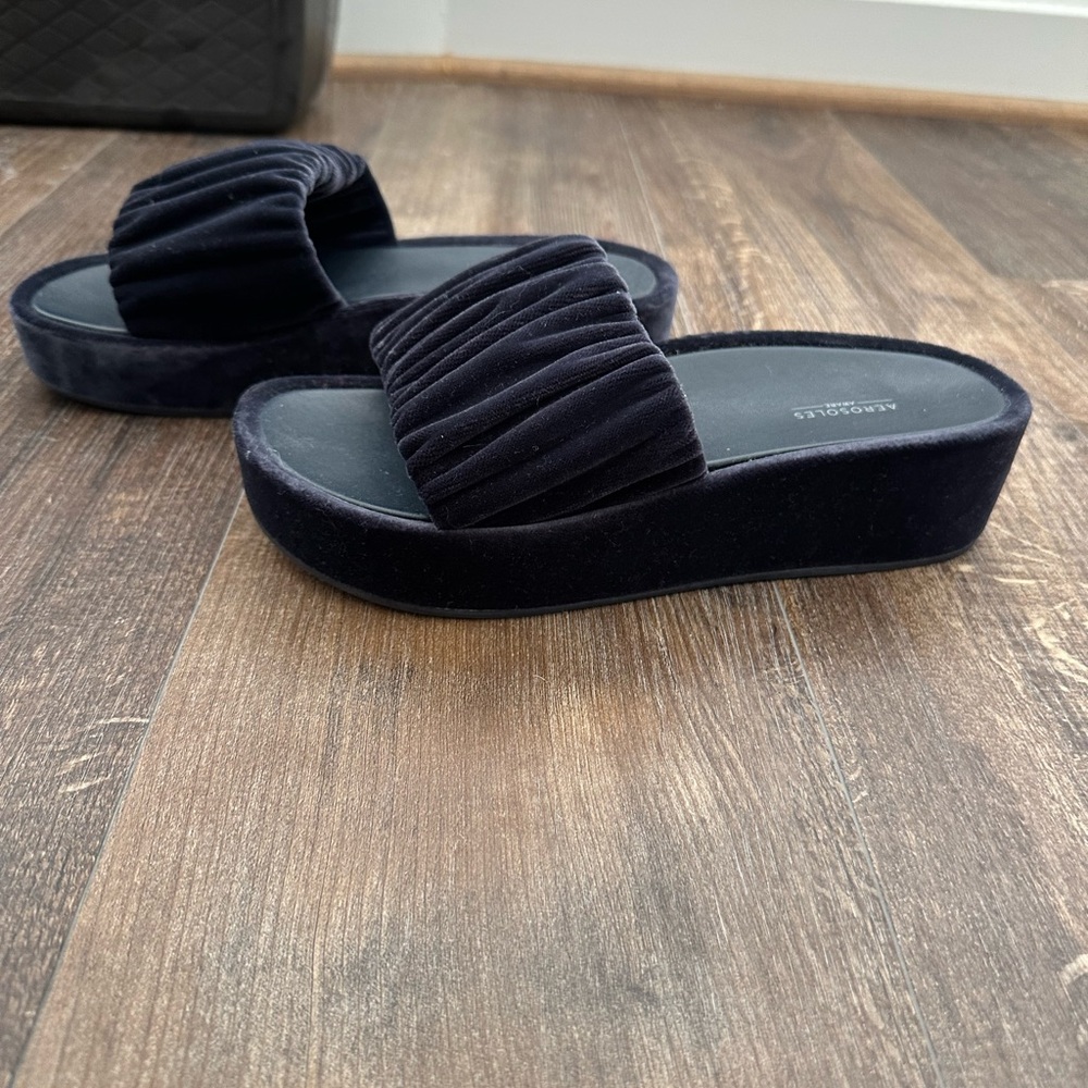 AEROSOLES navy crushed velvet slides size 8 - Picture 3 of 7
